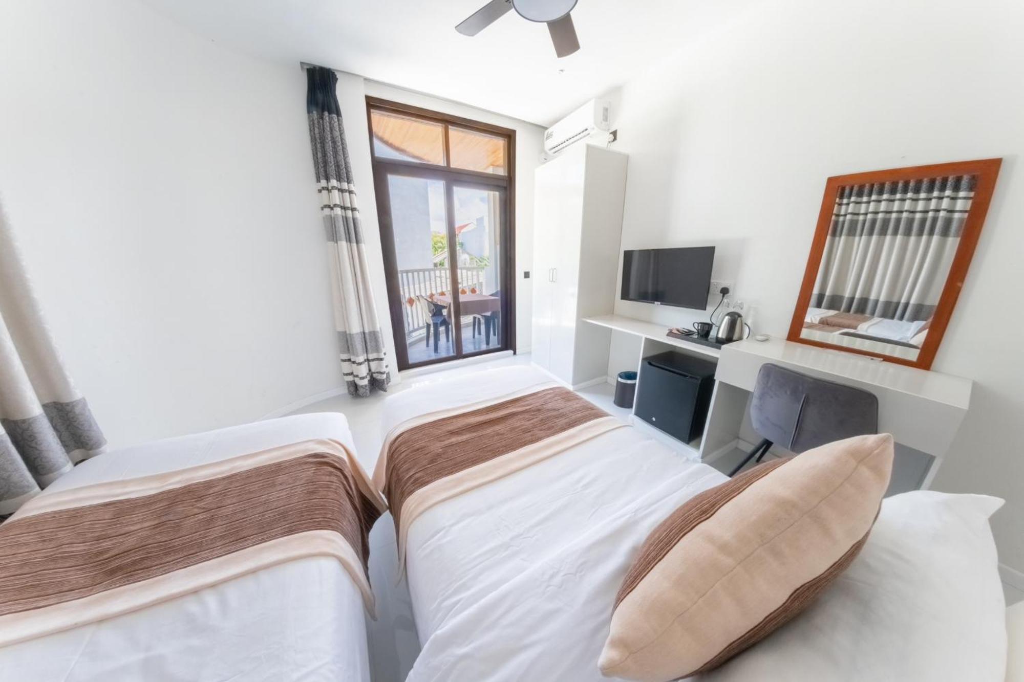 Heron Beach Hotel - The Best Maldivian Getaway In Dhiffushi,Maldives Ngoại thất bức ảnh